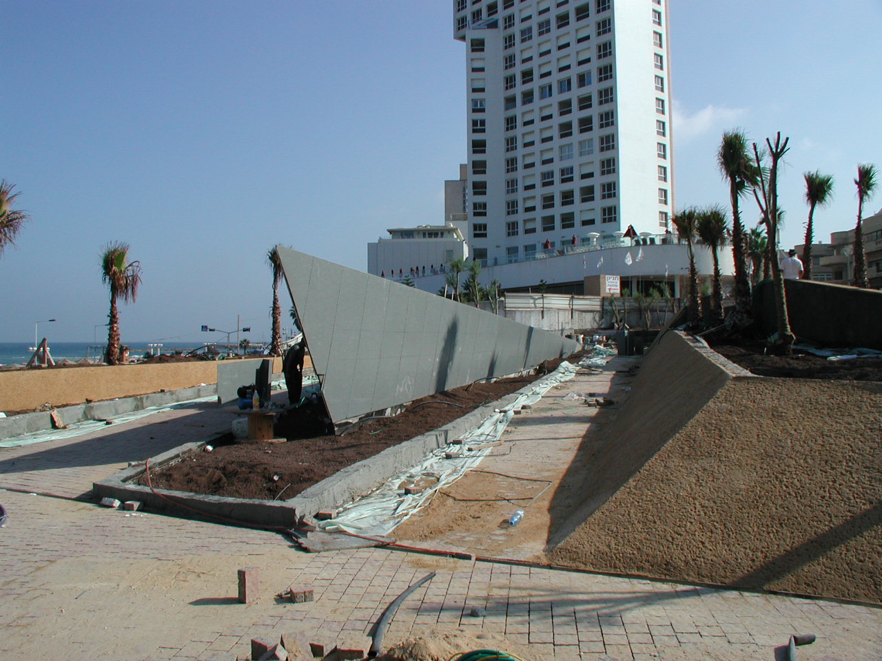 שלב ההקמה של אתר ההנצחה בגן לונדון